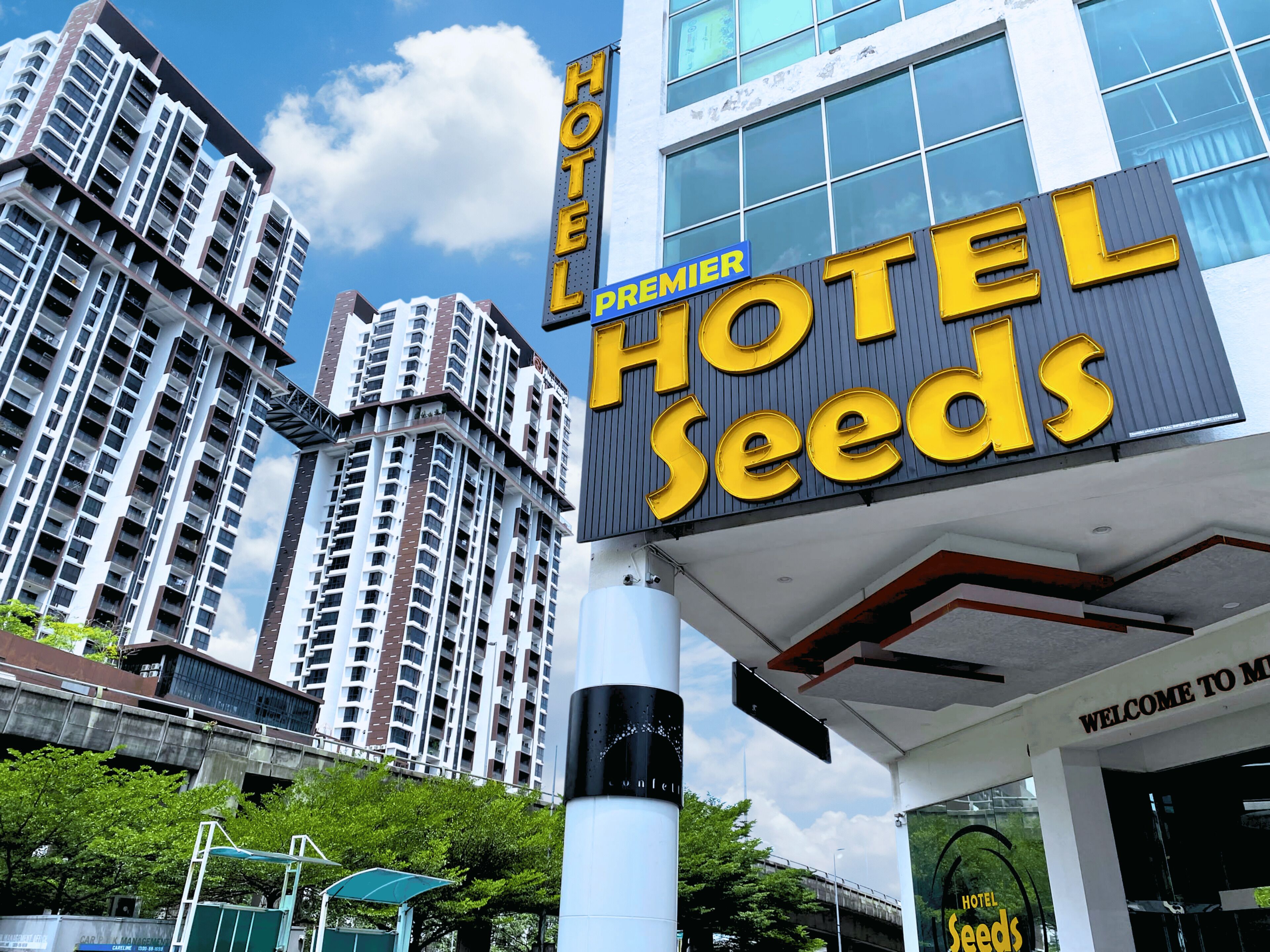 A hotel sign with the name 'Hotel Seeds' and the words 'Premier' above it.
