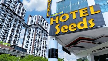 Hotellin kyltti, jossa lukee «Hotel Seeds» ja sen yläpuolella «Premier».