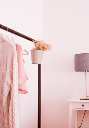 Escritorio, cortinas opacas, cunas gratuitas y camas supletorias