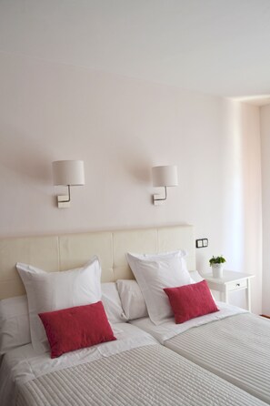 책상, 암막 커튼, 무료 유아용 침대, 간이 침대