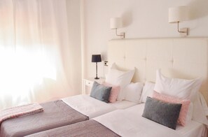 Escritorio, cortinas opacas, cunas gratuitas y camas supletorias