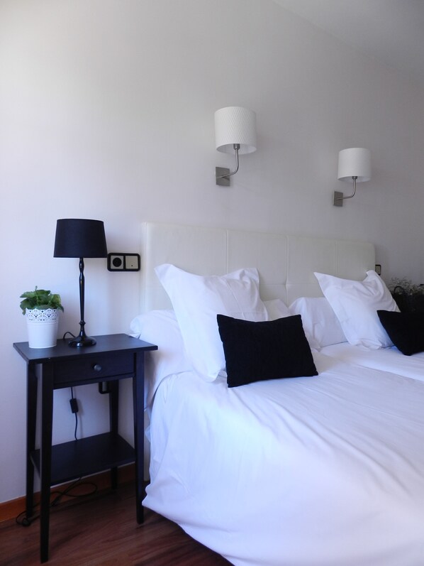 책상, 암막 커튼, 무료 유아용 침대, 간이 침대