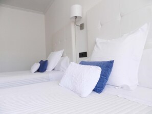 책상, 암막 커튼, 무료 유아용 침대, 간이 침대