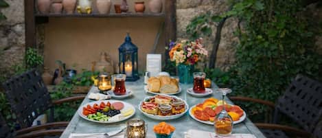 Petit déjeuner composé de spécialités régionales compris tous les jours