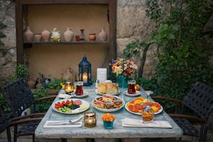 Desayuno típico de la región gratuito y diario