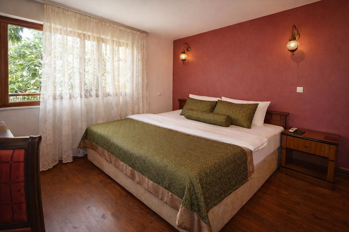 Skrivebord, lydisolert, strykejern/-brett og wi-fi (inkludert)