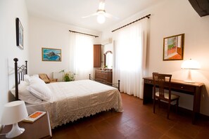 Villa Deluxe, 1 habitación, accesible para personas con discapacidad | 1 dormitorio, tabla de planchar con plancha, camas supletorias