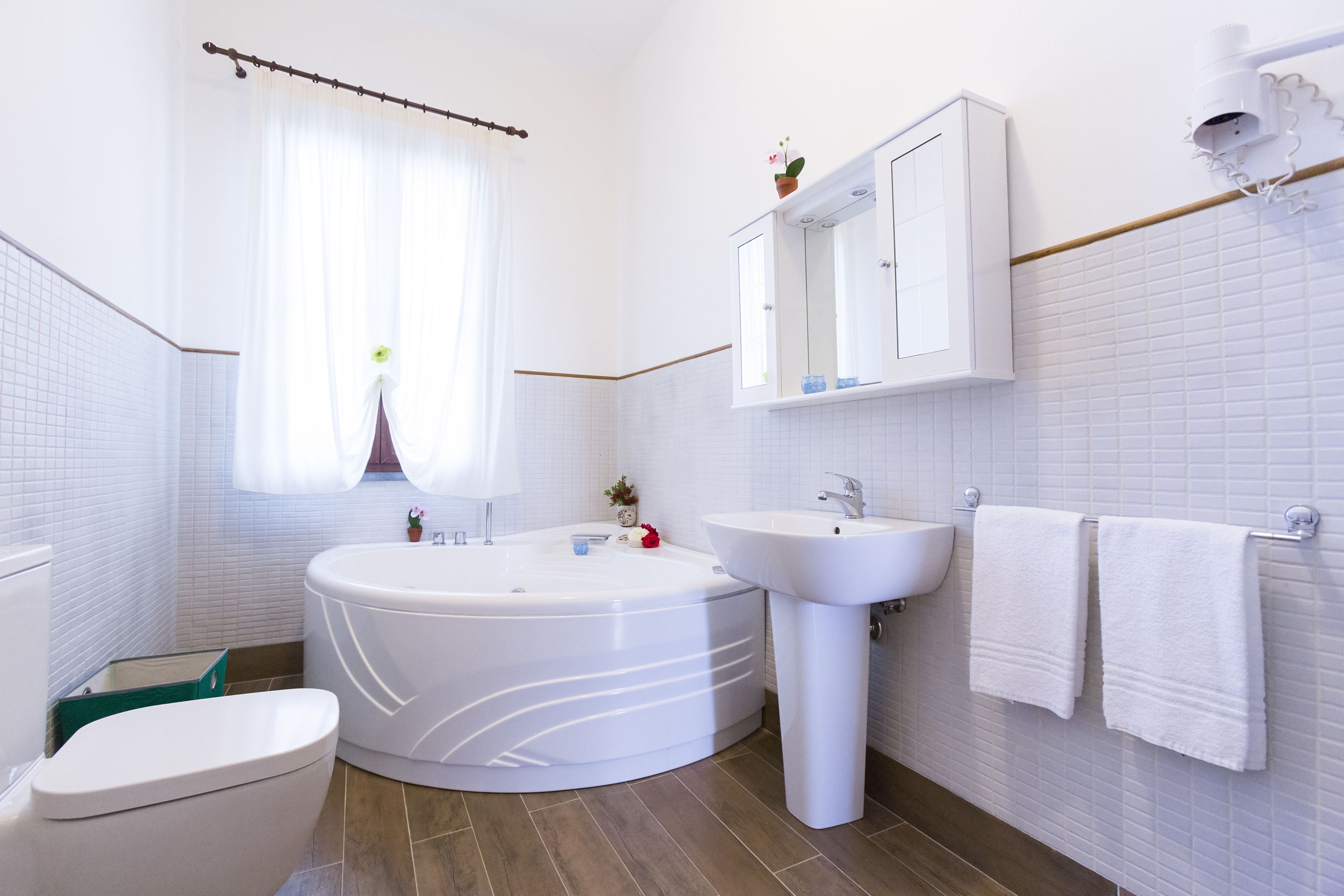 Deluxe Villa, 2 Bedrooms | Bathroom | Free toiletries