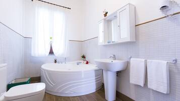 Deluxe Villa, 2 Bedrooms | Bathroom | Free toiletries