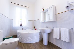 Villa Deluxe, 2 habitaciones | Baño | Artículos de higiene personal gratuitos