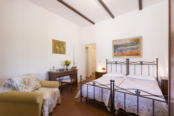 Villa superior, 3 habitaciones | 1 dormitorio, tabla de planchar con plancha, camas supletorias