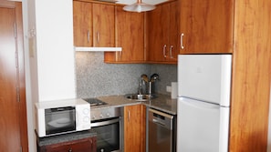 Apartamento | Cocina básica privada | Frigorífico grande, microondas, horno y placa de cocina