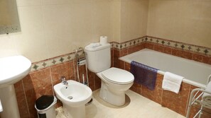 Apartamento | Baño | Bañera, secador de pelo y toallas