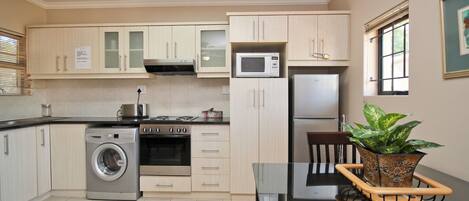 Refrigerador con freezer, microondas, horno, placa de cocina