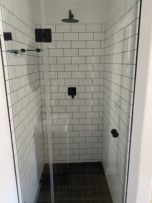 Ducha, artículos de tocador gratuitos, secador de pelo, toallas