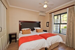 Huoneisto, 2 makuuhuonetta (Vilaroux 4) | 1 makuuhuone, tallelokero huoneessa, työpöytä