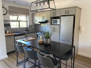 Apartamento, 2 quartos (Vilaroux 9) | Cozinha privada | Geladeira grande, micro-ondas, fogão, cooktop