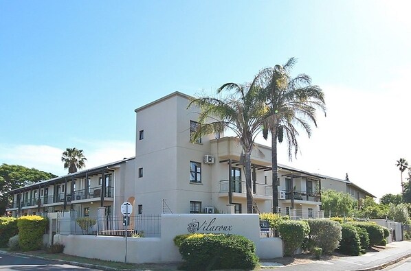 A multi-story hotel with a flat facade, balconies, and a sign reading "Vilaroux". - Vilaroux (Stellenbosch)