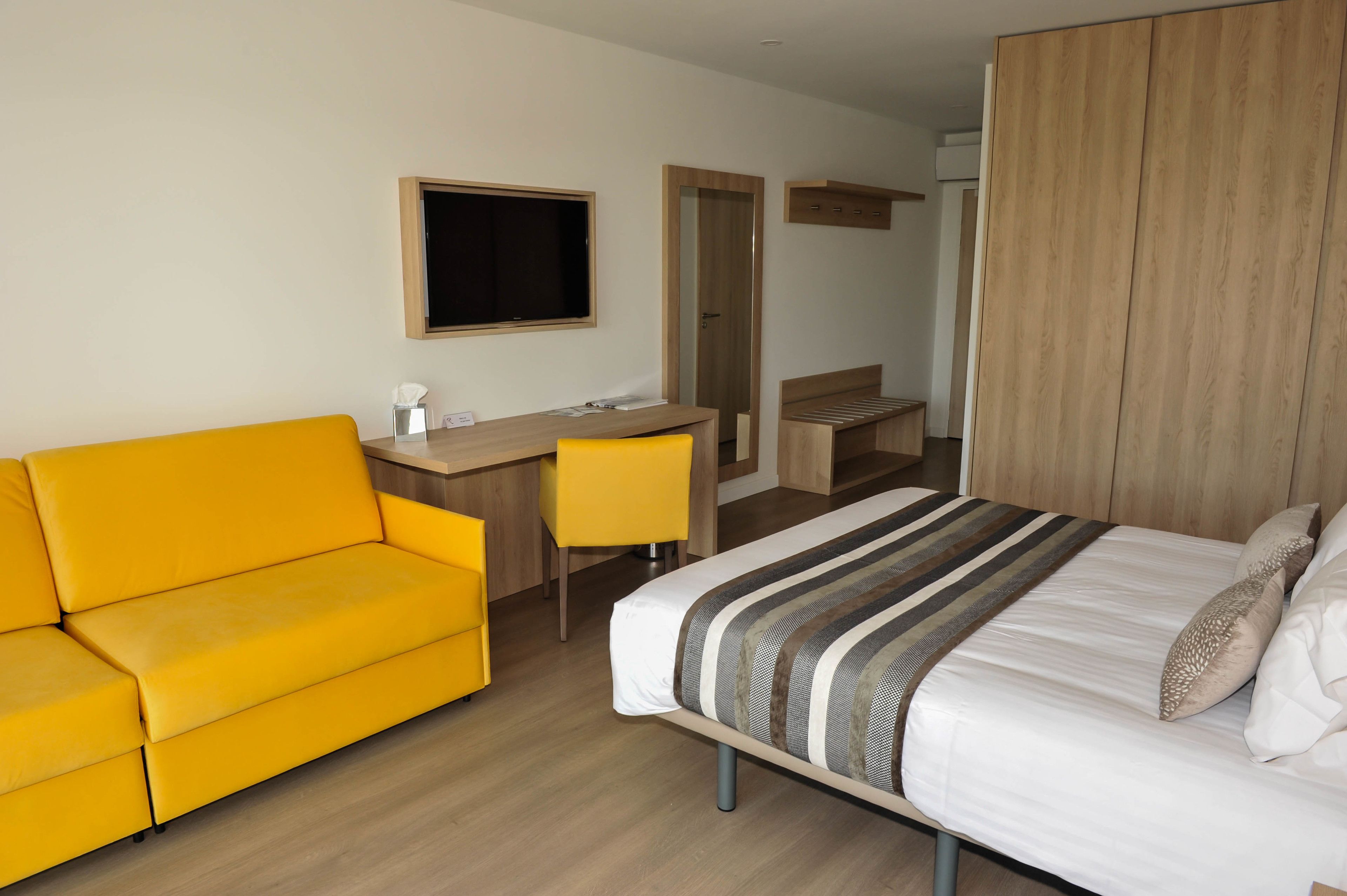 club double or twin room | individually decorated, individually furnished, desk, soundproofing