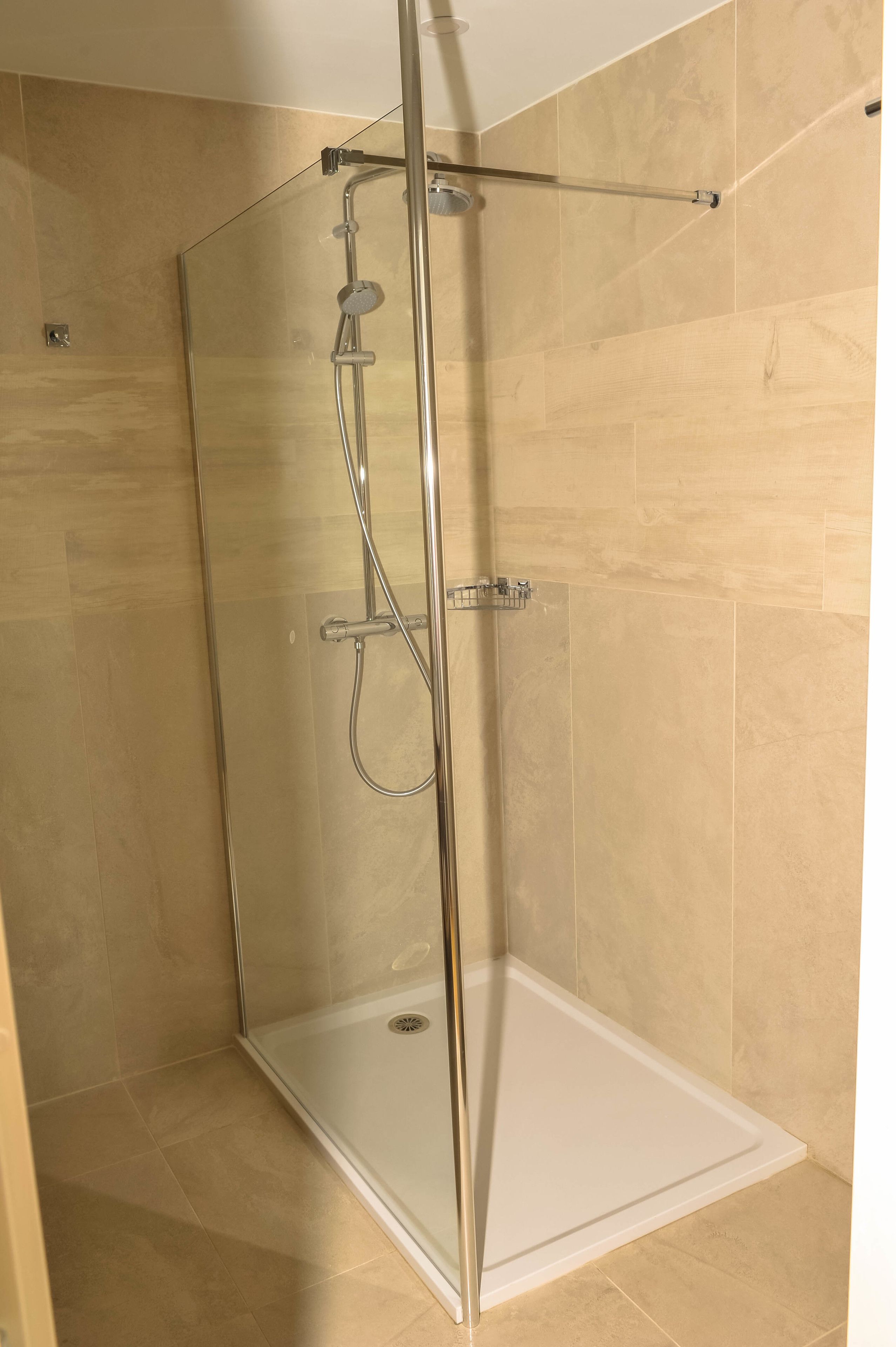 executive double or twin room | bathroom shower