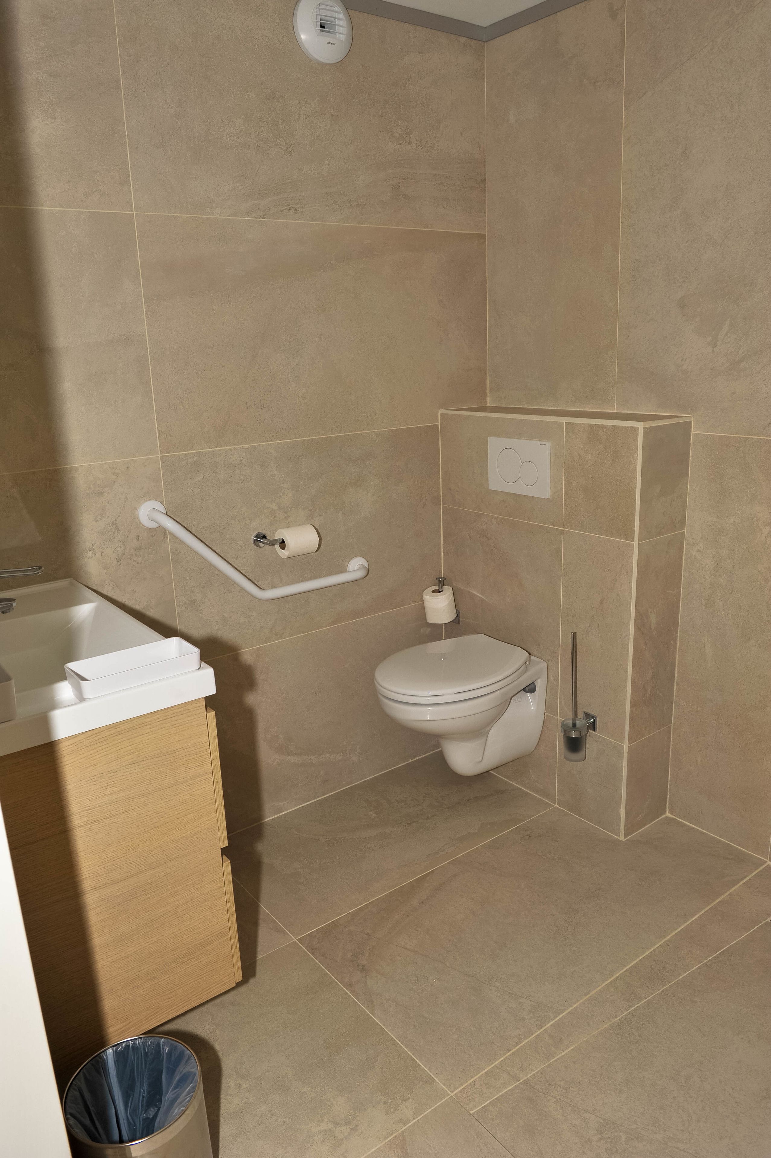 club double or twin room | bathroom amenities | shower, free toiletries, towels