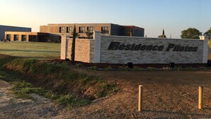 A building with a sign that reads "Résidence Pilotes". - Résidence des Pilotes (Le Vigeant)