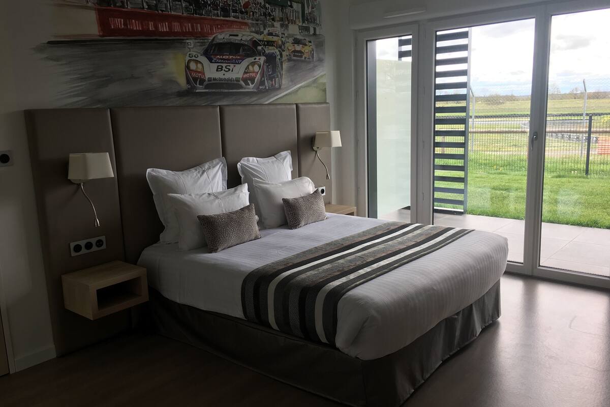 club room | individually decorated, individually furnished, desk, soundproofing