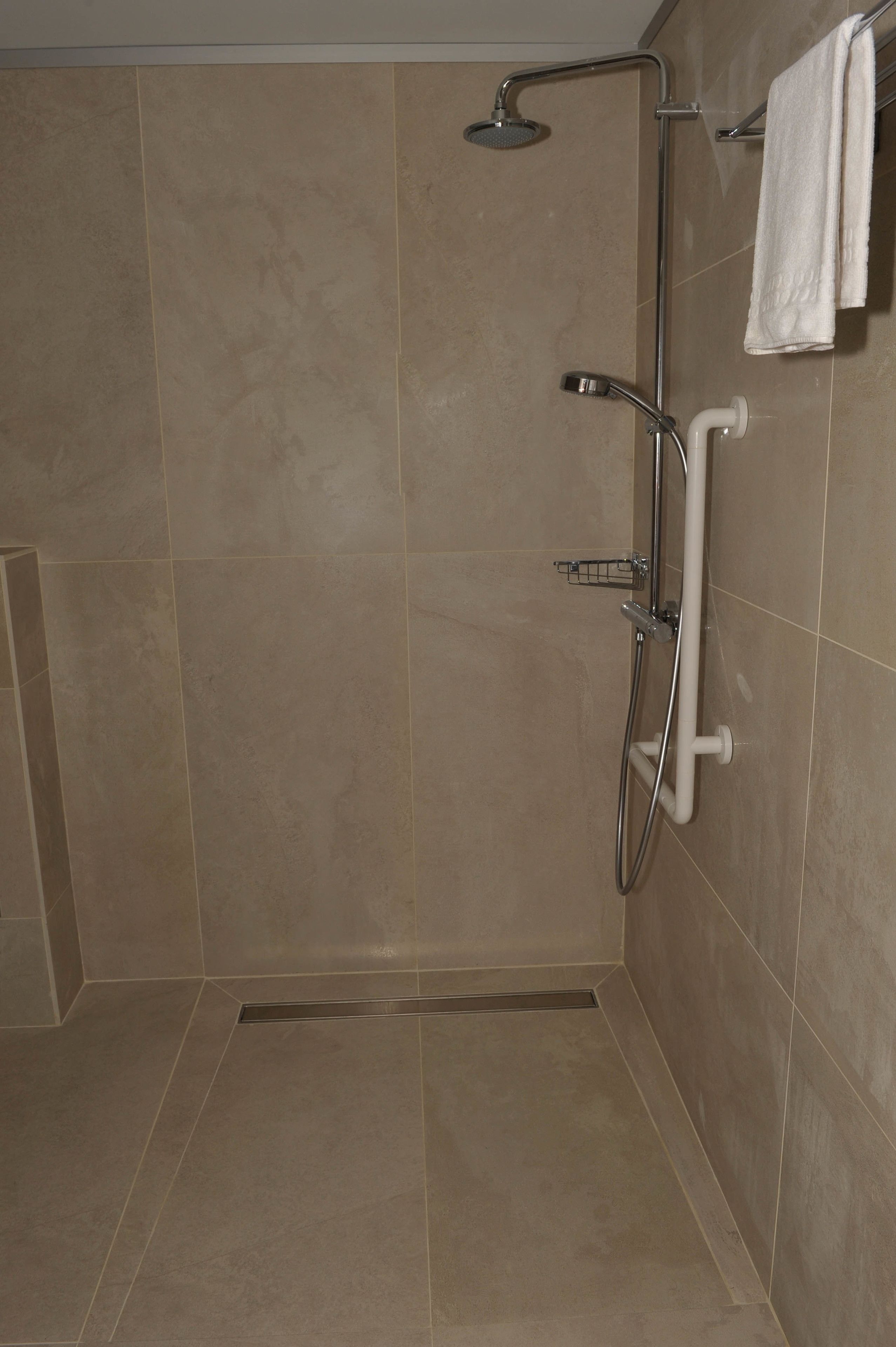 club double or twin room | bathroom shower