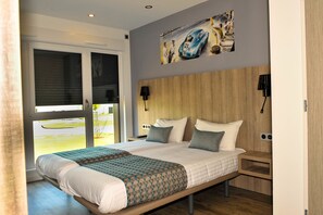 Family Quadruple Room | Individually decorated, individually furnished, desk, soundproofing - Résidence des Pilotes (Le Vigeant)