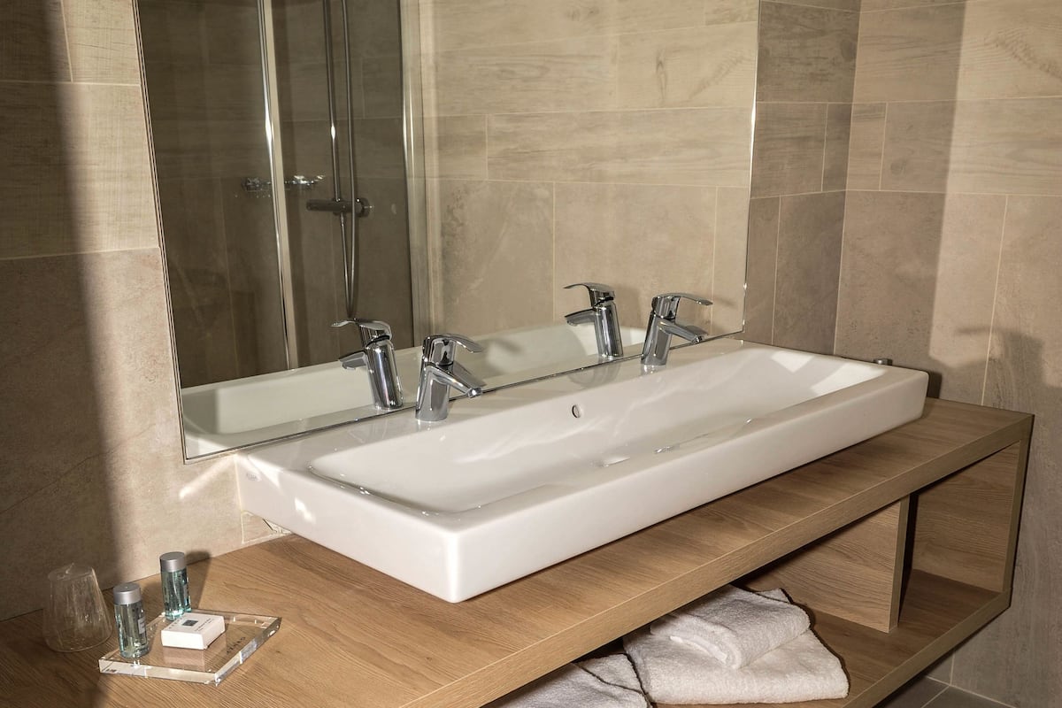 executive double or twin room | bathroom sink