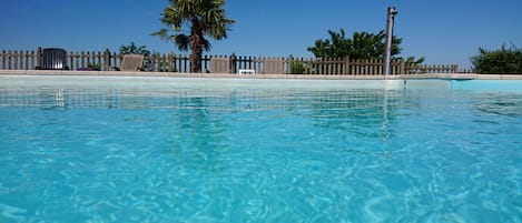 Piscina externa sazonal, funciona das 10h às 19h30, guarda-sóis