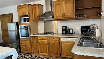 Traditional Κατάλυμα σε Αγροικία, 2 Υπνοδωμάτια, Θέα στον Κήπο (Gîte les Rougemonts) | Ιδιωτική κουζίνα | Βραστήρας νερού