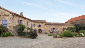 A stone building with a gravel courtyard, featuring a central entrance and blue shutters on the windows. - Gîtes et Chambres d'Hôtes Peyrecout Tarn (Laparrouquial)