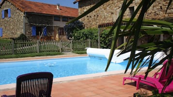 Piscine extérieure (ouverte en saison), parasols de plage