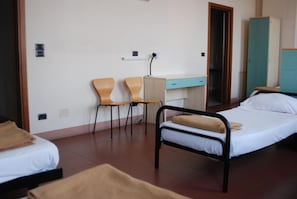 In-room safe, bed sheets - Il Chiostro Hostel and Hotel (Alessandria)