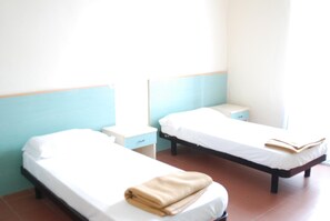 Cofres nos quartos, roupa de cama