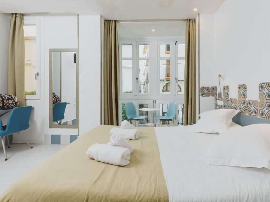 Desk, soundproofing, free WiFi, bed sheets