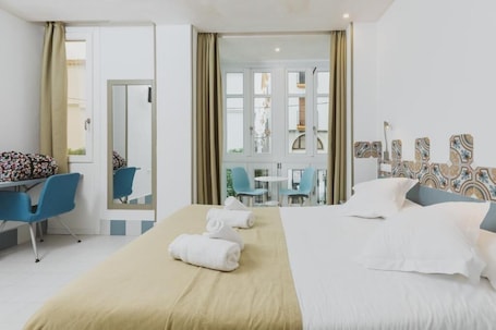 Escritorio, sistema de insonorización, wifi gratis y ropa de cama