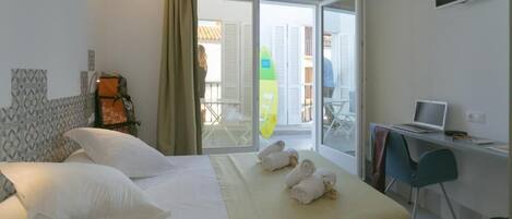 Quarto casal, terraço | Escrivaninha, quartos à prova de som, Wi-Fi de cortesia, roupa de cama