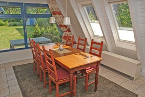 Dining - Tent roof house with W-LAN and fence - - Parking lot on the doorstep (Damp)