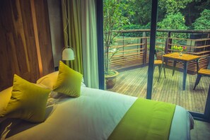 Escritorio, cortinas blackout y tabla de planchar con plancha 