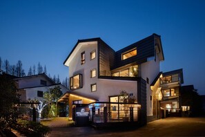 Fachada de la propiedad por la tarde o noche