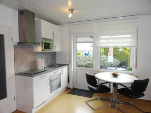 Kühlschrank, Mikrowelle, Geschirrspüler, Kochgeschirr/Geschirr/Besteck