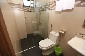 Shower, free toiletries, hair dryer, slippers - Stars Hotel (Da Nang)