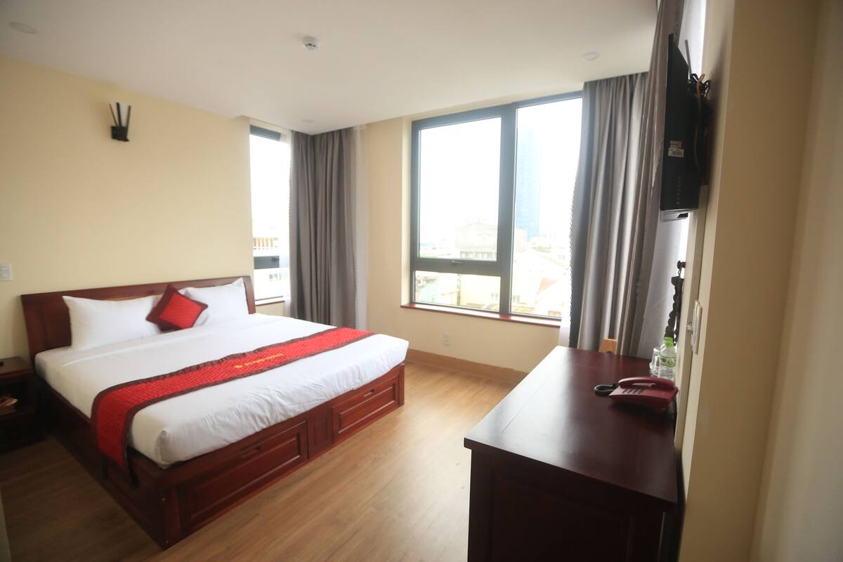 Minibar, desk, soundproofing, WiFi (free)