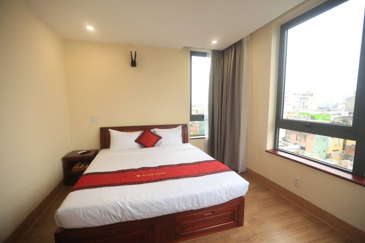 Minibar, desk, soundproofing, WiFi (free)