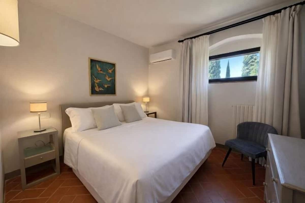 Hypo-allergenic bedding, down comforters, cribs/infant beds, free WiFi