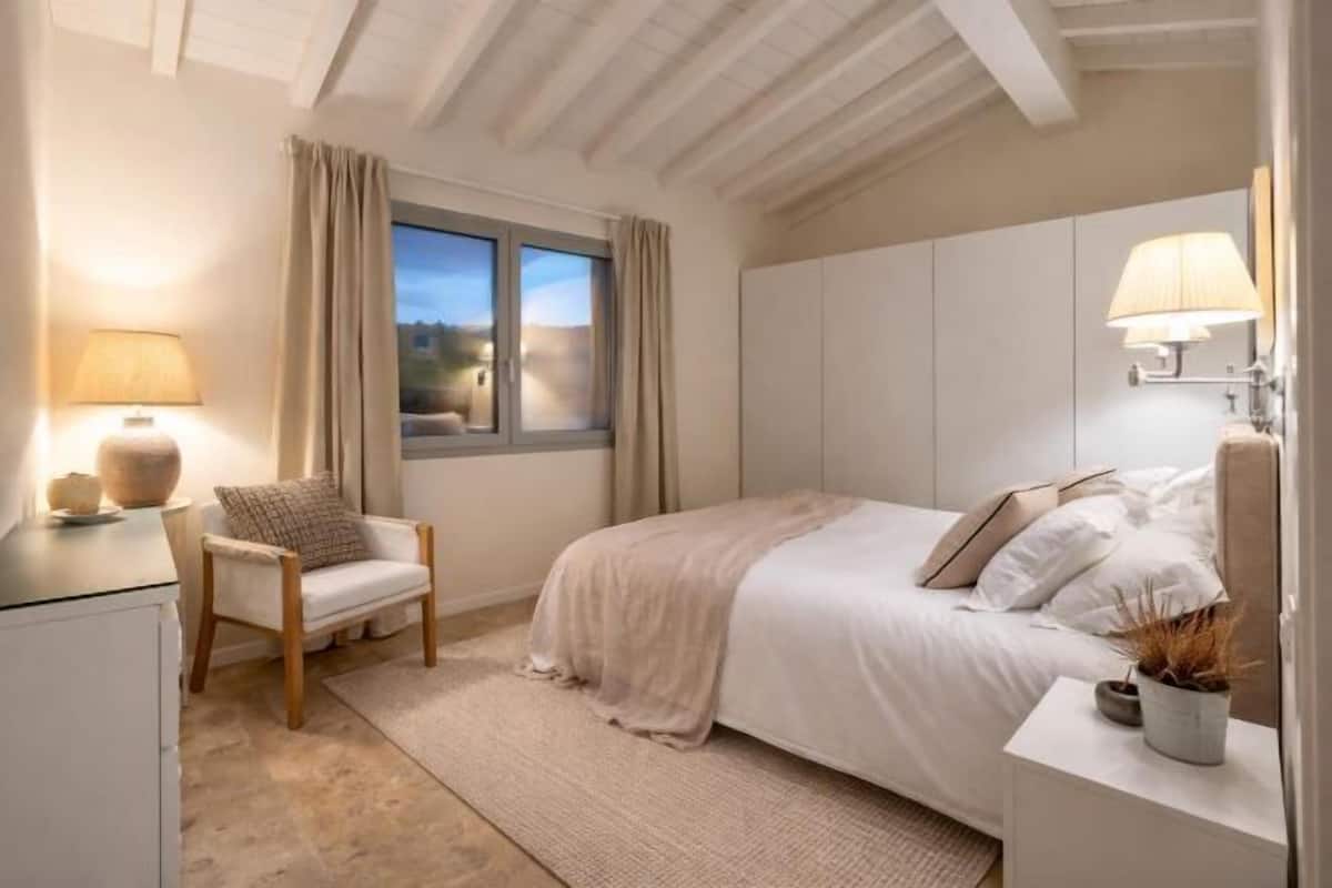 Hypo-allergenic bedding, down comforters, cribs/infant beds, free WiFi