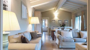 Deluxe villa, 4 hálószobával (Villetta) | Nappalirész | Síkképernyős tévé