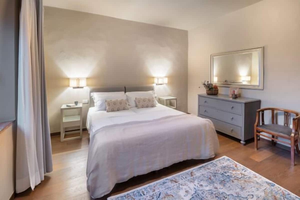 Hypo-allergenic bedding, down comforters, cribs/infant beds, free WiFi